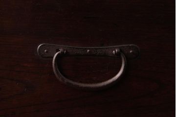 アンティーク家具　引き出し2段　前面ケヤキ材　天板リメイク　丸金具の意匠が上品な二本松箪笥(ローボード、アンティークチェスト、テレビ台)