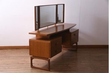 ビンテージ家具　イギリスヴィンテージ　G-PLAN(ジープラン)　Quadrille(クヮドリール)　柔らかな木色のチーク材製ドレッサー(サイドボード)