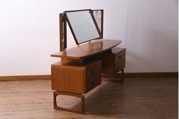 ビンテージ家具　イギリスヴィンテージ　G-PLAN(ジープラン)　Quadrille(クヮドリール)　柔らかな木色のチーク材製ドレッサー(サイドボード)