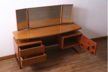 ビンテージ家具　イギリスヴィンテージ　G-PLAN(ジープラン)　Quadrille(クヮドリール)　柔らかな木色のチーク材製ドレッサー(サイドボード)