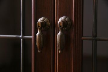 ビンテージ家具　神戸洋家具　メープル不二屋　高級感漂うクラシカルなサイドボード(収納棚)(定価約59万円)
