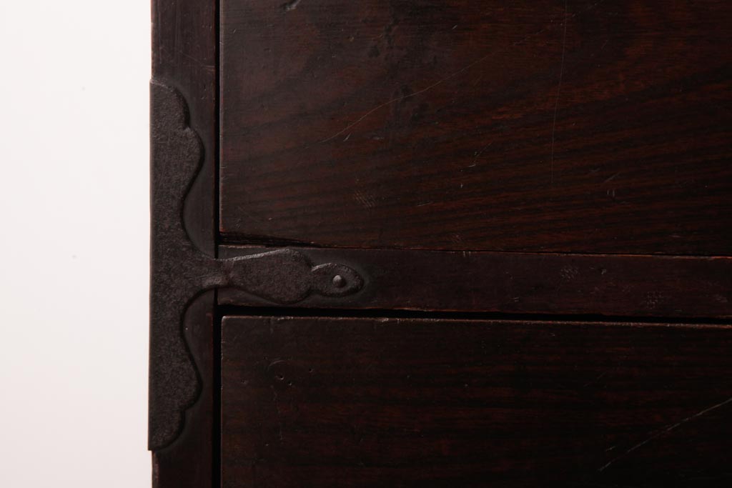 アンティーク家具　引き出し3段　前面ケヤキ材　天板リメイク　丸金具の意匠が上品な二本松箪笥(ローボード、アンティークチェスト、テレビ台)