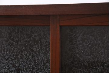 アンティーク家具　前面ケヤキ材　結霜ガラス入り　和製アンティークの脚付きキャビネット(戸棚、収納棚)