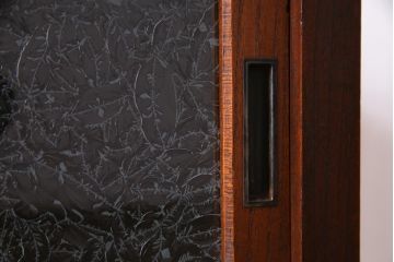 アンティーク家具　前面ケヤキ材　結霜ガラス入り　和製アンティークの脚付きキャビネット(戸棚、収納棚)