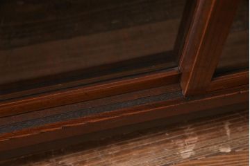 アンティーク家具　前面ケヤキ材　結霜ガラス入り　和製アンティークの脚付きキャビネット(戸棚、収納棚)