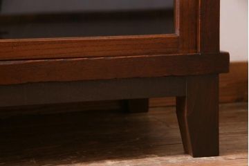 アンティーク家具　前面ケヤキ材　結霜ガラス入り　和製アンティークの脚付きキャビネット(戸棚、収納棚)