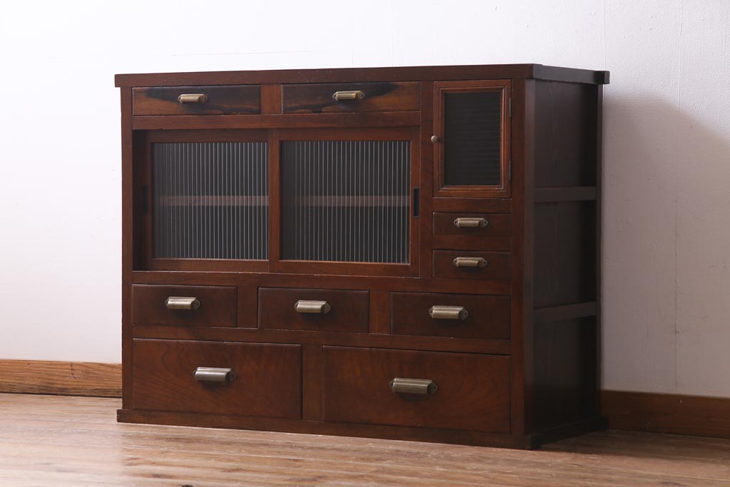 アンティーク家具　前面黒柿・ケヤキ材　モールガラスがレトロなキャビネット(収納棚、戸棚)