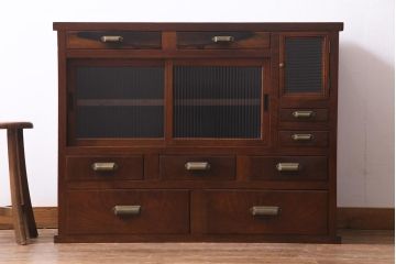 アンティーク家具　前面黒柿・ケヤキ材　モールガラスがレトロなキャビネット(収納棚、戸棚)