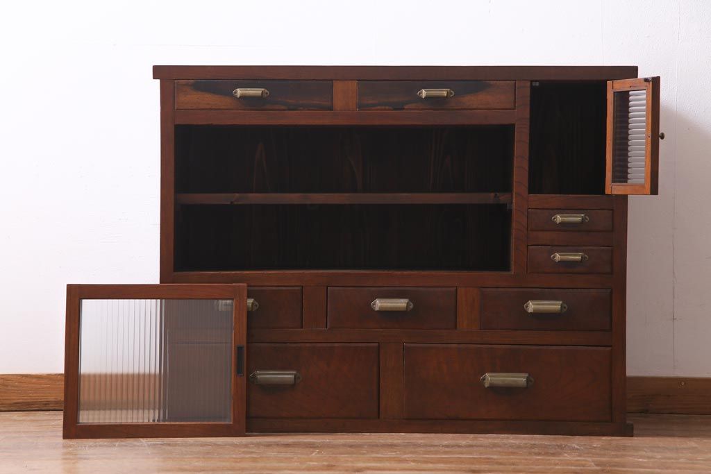 アンティーク家具　前面黒柿・ケヤキ材　モールガラスがレトロなキャビネット(収納棚、戸棚)