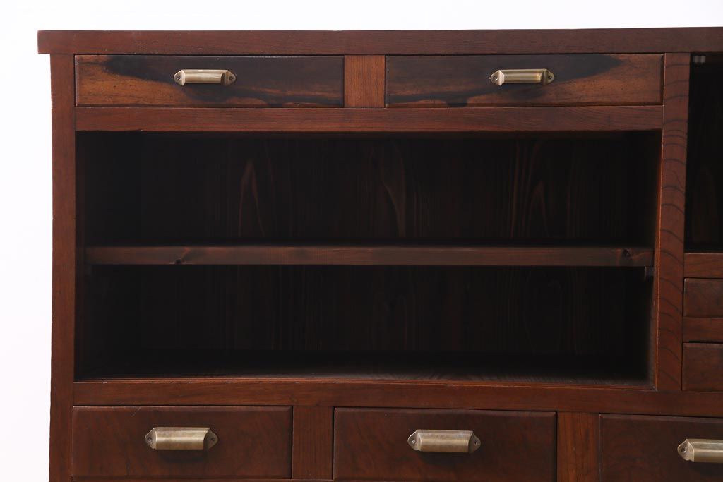 アンティーク家具　前面黒柿・ケヤキ材　モールガラスがレトロなキャビネット(収納棚、戸棚)