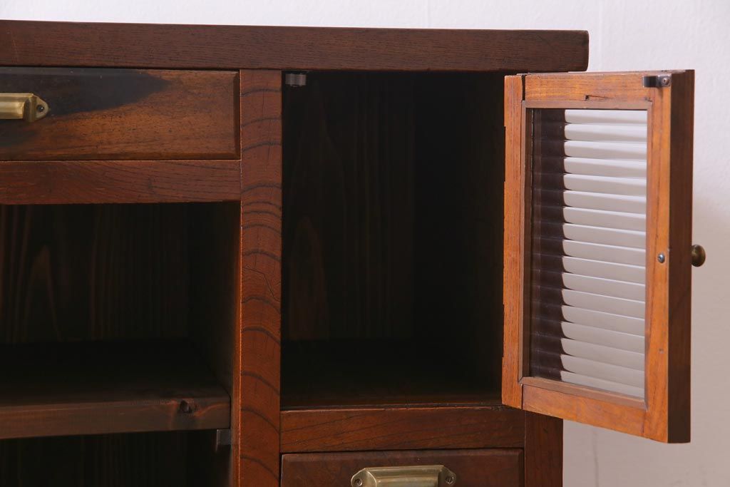 アンティーク家具　前面黒柿・ケヤキ材　モールガラスがレトロなキャビネット(収納棚、戸棚)
