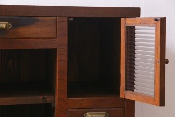 アンティーク家具　前面黒柿・ケヤキ材　モールガラスがレトロなキャビネット(収納棚、戸棚)