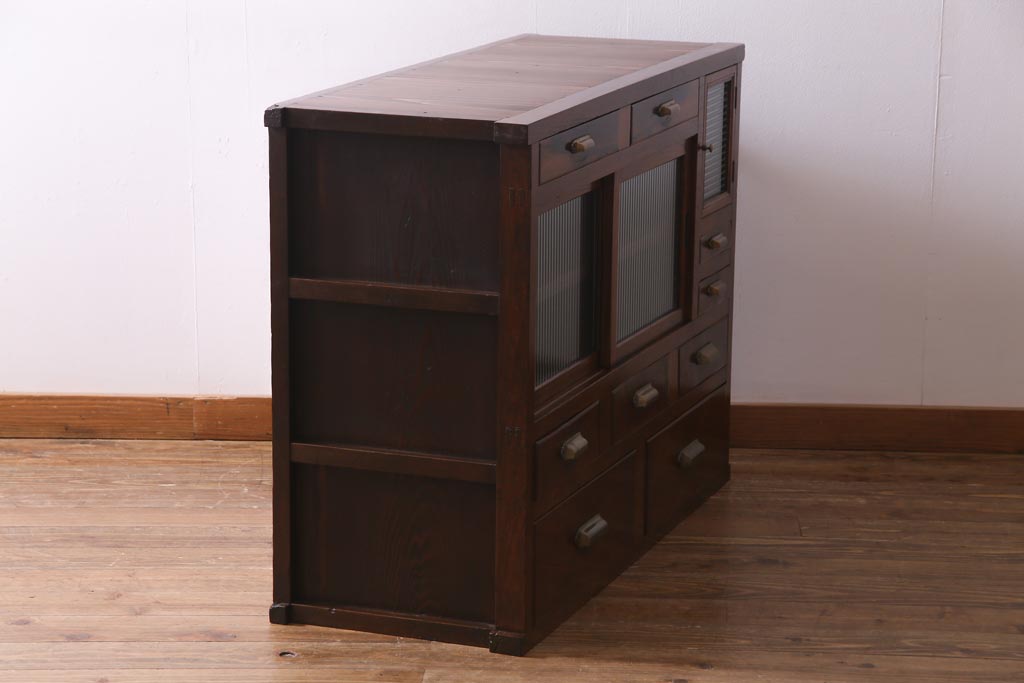 アンティーク家具　前面黒柿・ケヤキ材　モールガラスがレトロなキャビネット(収納棚、戸棚)