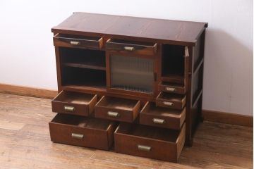 アンティーク家具　前面黒柿・ケヤキ材　モールガラスがレトロなキャビネット(収納棚、戸棚)
