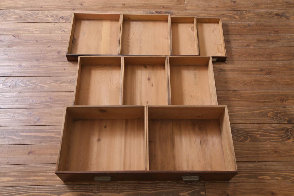 アンティーク家具　前面黒柿・ケヤキ材　モールガラスがレトロなキャビネット(収納棚、戸棚)