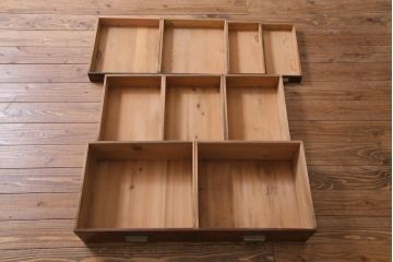 アンティーク家具　前面黒柿・ケヤキ材　モールガラスがレトロなキャビネット(収納棚、戸棚)