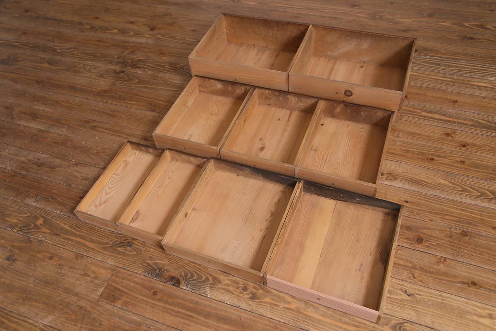 アンティーク家具　前面黒柿・ケヤキ材　モールガラスがレトロなキャビネット(収納棚、戸棚)