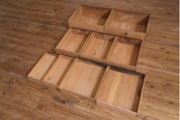 アンティーク家具　前面黒柿・ケヤキ材　モールガラスがレトロなキャビネット(収納棚、戸棚)