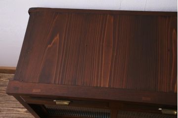 アンティーク家具　前面黒柿・ケヤキ材　モールガラスがレトロなキャビネット(収納棚、戸棚)