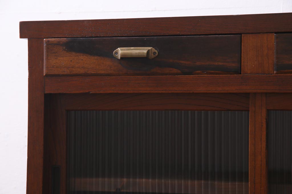 アンティーク家具　前面黒柿・ケヤキ材　モールガラスがレトロなキャビネット(収納棚、戸棚)