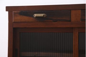 アンティーク家具　前面黒柿・ケヤキ材　モールガラスがレトロなキャビネット(収納棚、戸棚)