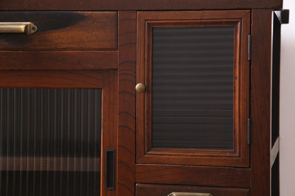 アンティーク家具　前面黒柿・ケヤキ材　モールガラスがレトロなキャビネット(収納棚、戸棚)