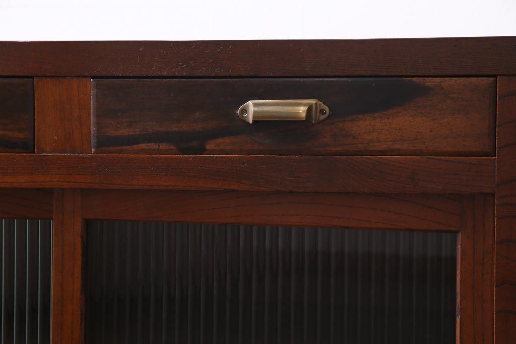 アンティーク家具　前面黒柿・ケヤキ材　モールガラスがレトロなキャビネット(収納棚、戸棚)