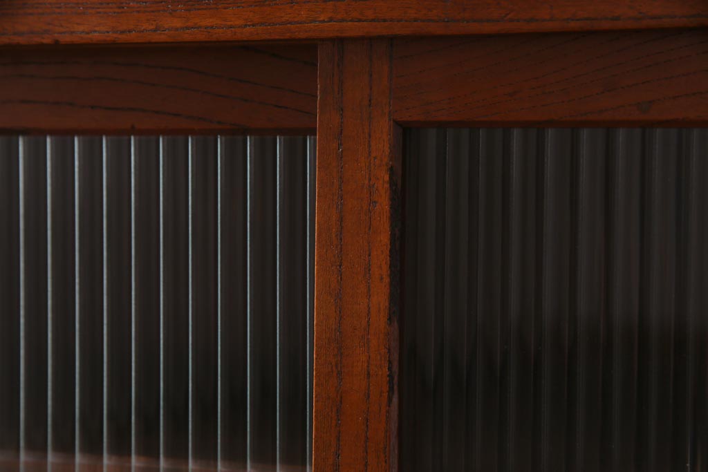 アンティーク家具　前面黒柿・ケヤキ材　モールガラスがレトロなキャビネット(収納棚、戸棚)