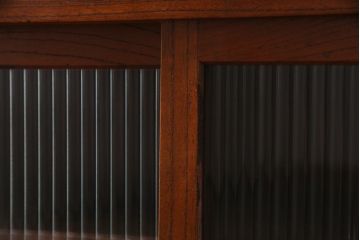 アンティーク家具　前面黒柿・ケヤキ材　モールガラスがレトロなキャビネット(収納棚、戸棚)