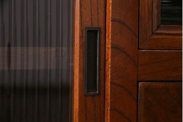 アンティーク家具　前面黒柿・ケヤキ材　モールガラスがレトロなキャビネット(収納棚、戸棚)