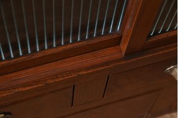 アンティーク家具　前面黒柿・ケヤキ材　モールガラスがレトロなキャビネット(収納棚、戸棚)