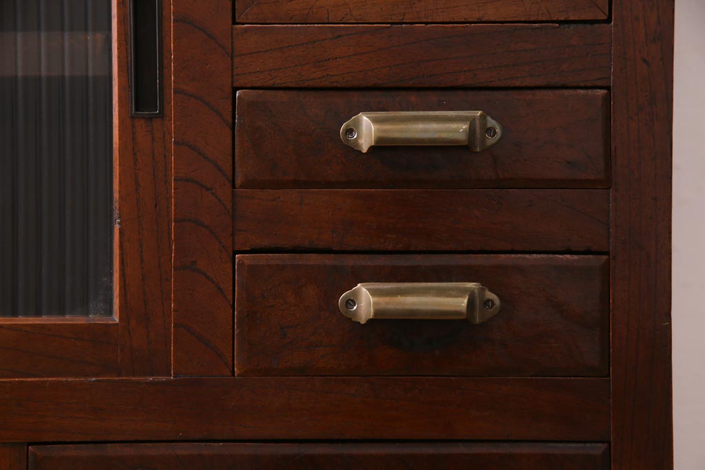 アンティーク家具　前面黒柿・ケヤキ材　モールガラスがレトロなキャビネット(収納棚、戸棚)