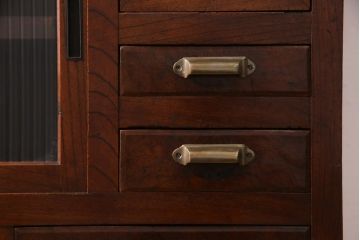 アンティーク家具　前面黒柿・ケヤキ材　モールガラスがレトロなキャビネット(収納棚、戸棚)