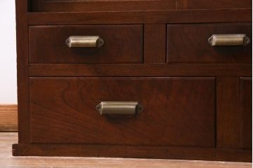 アンティーク家具　前面黒柿・ケヤキ材　モールガラスがレトロなキャビネット(収納棚、戸棚)