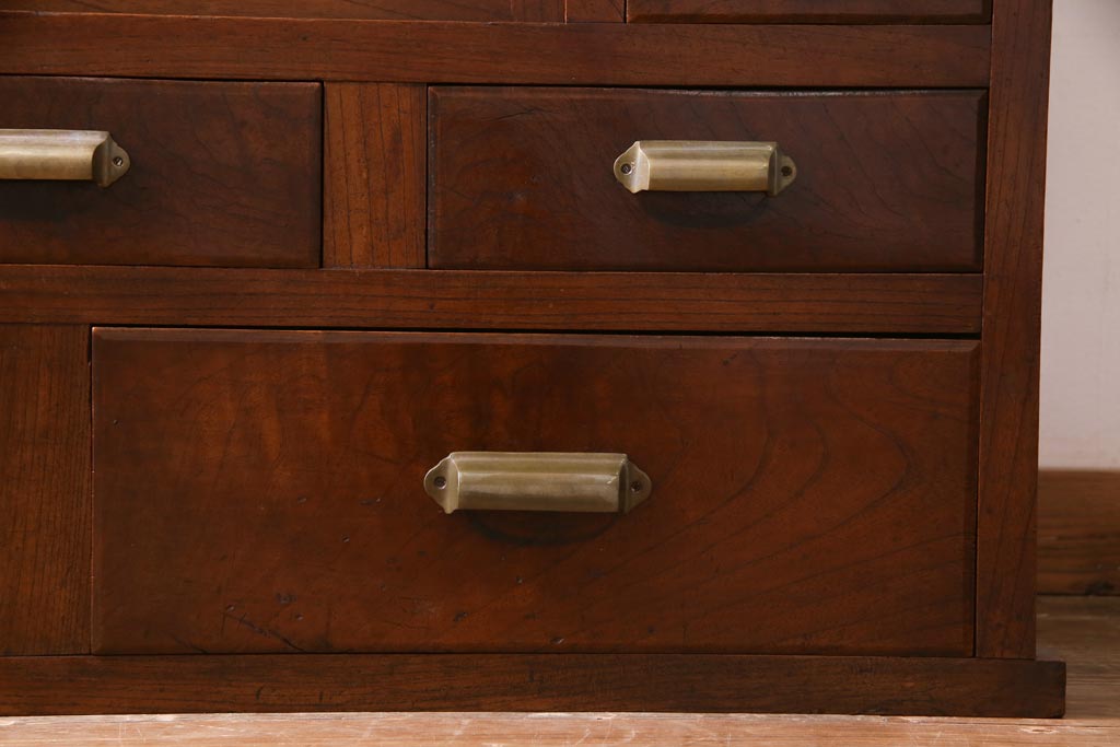 アンティーク家具　前面黒柿・ケヤキ材　モールガラスがレトロなキャビネット(収納棚、戸棚)