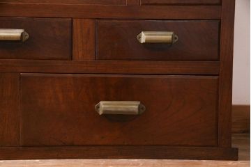 アンティーク家具　前面黒柿・ケヤキ材　モールガラスがレトロなキャビネット(収納棚、戸棚)