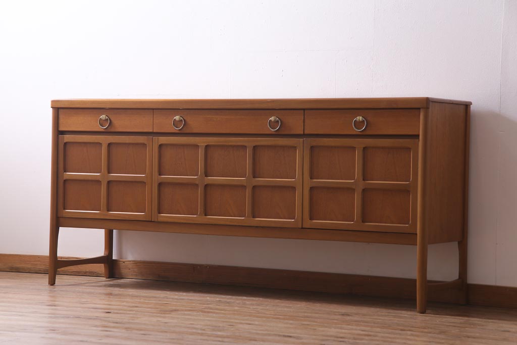 ヴィンテージ家具　北欧家具　チーク材　モダンなデザインがお洒落なサイドボード(収納棚、ビンテージ)