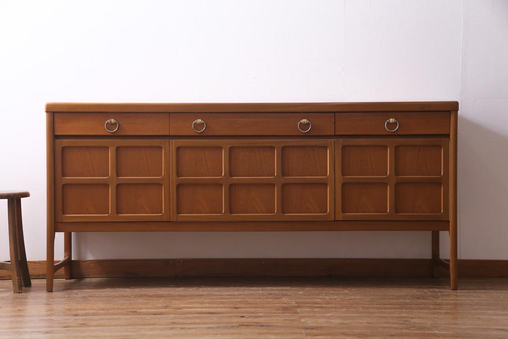 ヴィンテージ家具　北欧家具　チーク材　モダンなデザインがお洒落なサイドボード(収納棚、ビンテージ)