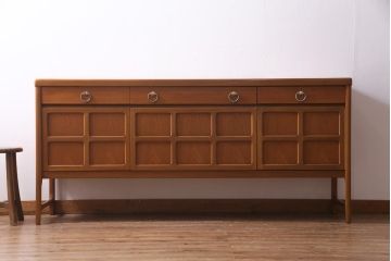 ヴィンテージ家具　北欧家具　チーク材　モダンなデザインがお洒落なサイドボード(収納棚、ビンテージ)