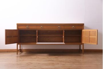 ヴィンテージ家具　北欧家具　チーク材　モダンなデザインがお洒落なサイドボード(収納棚、ビンテージ)