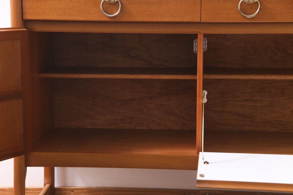 ヴィンテージ家具　北欧家具　チーク材　モダンなデザインがお洒落なサイドボード(収納棚、ビンテージ)