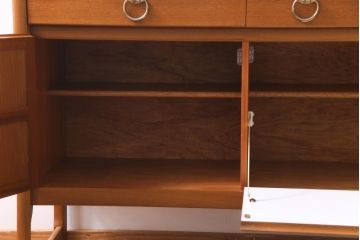 ヴィンテージ家具　北欧家具　チーク材　モダンなデザインがお洒落なサイドボード(収納棚、ビンテージ)