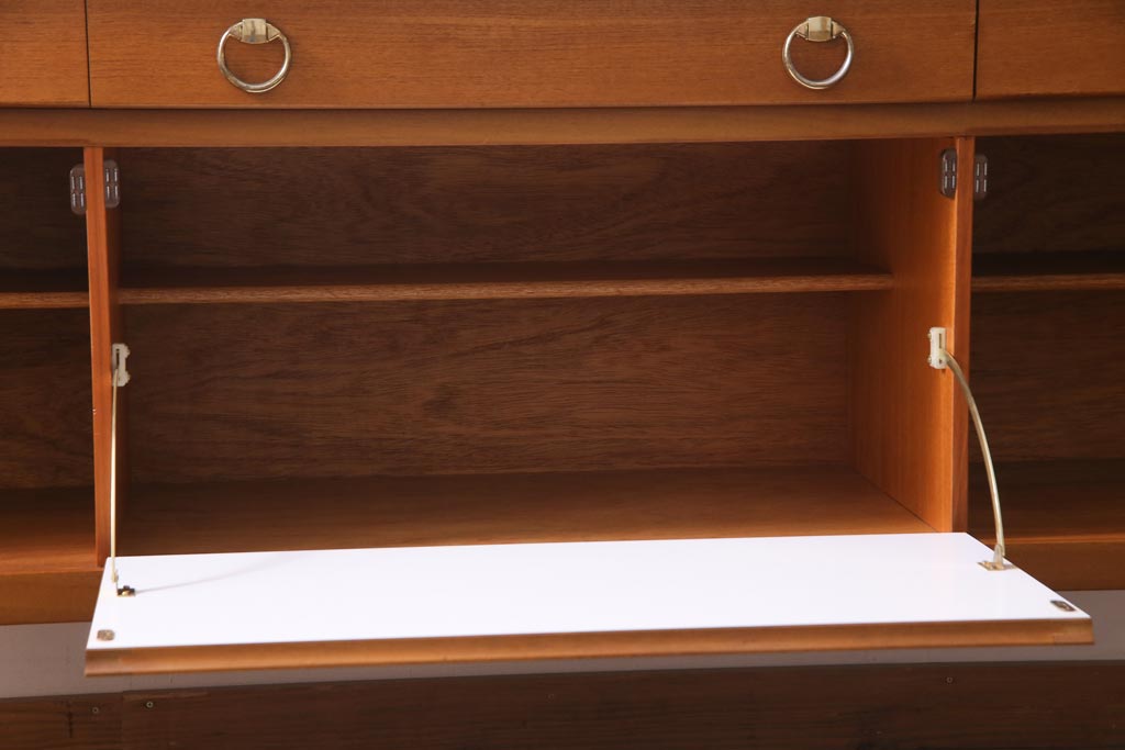 ヴィンテージ家具　北欧家具　チーク材　モダンなデザインがお洒落なサイドボード(収納棚、ビンテージ)