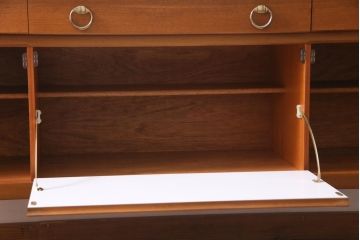 ヴィンテージ家具　北欧家具　チーク材　モダンなデザインがお洒落なサイドボード(収納棚、ビンテージ)