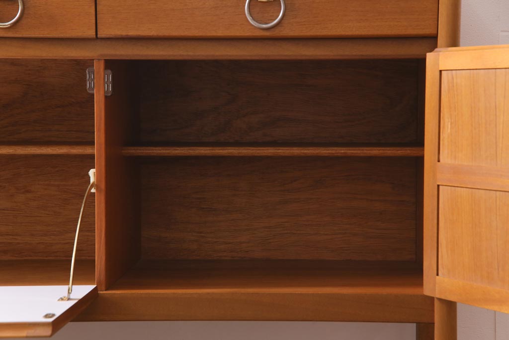 ヴィンテージ家具　北欧家具　チーク材　モダンなデザインがお洒落なサイドボード(収納棚、ビンテージ)