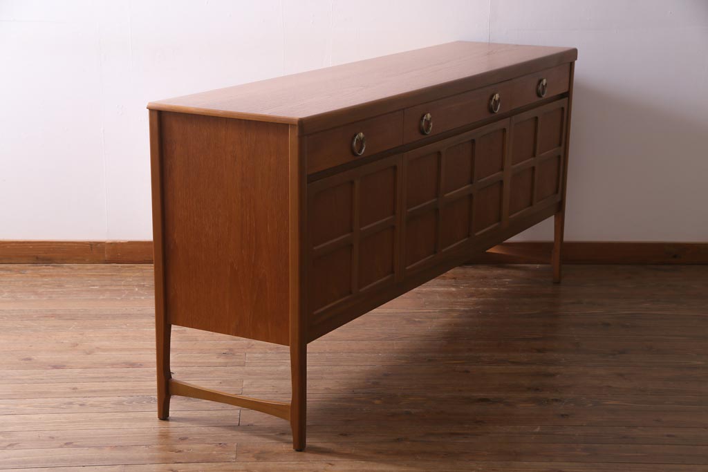 ヴィンテージ家具　北欧家具　チーク材　モダンなデザインがお洒落なサイドボード(収納棚、ビンテージ)