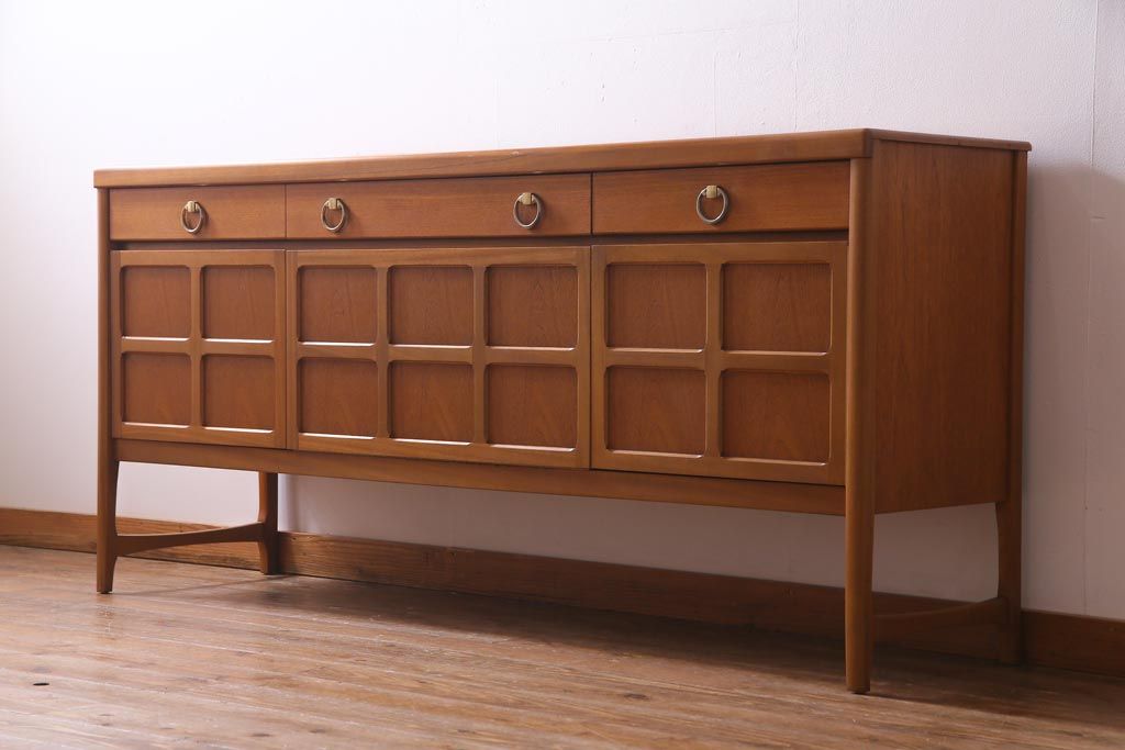 ヴィンテージ家具　北欧家具　チーク材　モダンなデザインがお洒落なサイドボード(収納棚、ビンテージ)