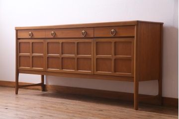 ヴィンテージ家具　北欧家具　チーク材　モダンなデザインがお洒落なサイドボード(収納棚、ビンテージ)