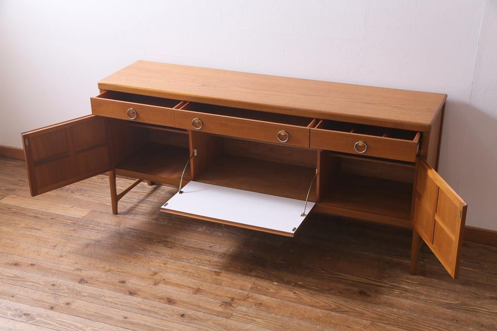 ヴィンテージ家具　北欧家具　チーク材　モダンなデザインがお洒落なサイドボード(収納棚、ビンテージ)