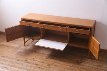 ヴィンテージ家具　北欧家具　チーク材　モダンなデザインがお洒落なサイドボード(収納棚、ビンテージ)
